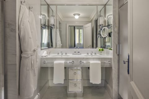 Family Room | Bathroom | Combined shower/tub, designer toiletries, hair dryer, bathrobes