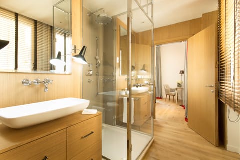 Design Suite, River View | Bathroom | Combined shower/tub, designer toiletries, hair dryer, bathrobes