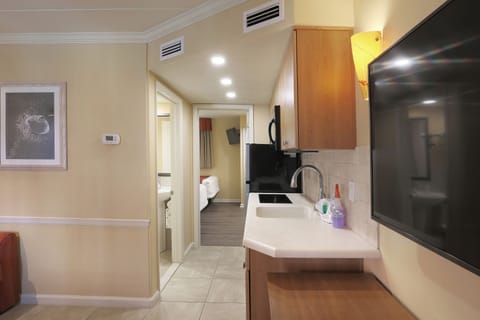 Standard Suite, 1 Bedroom, Ocean View | Hypo-allergenic bedding, in-room safe, desk, iron/ironing board