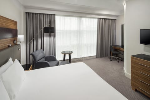 Premium Room, 1 King Bed, Club Lounge Access | 1 bedroom, hypo-allergenic bedding, in-room safe, desk