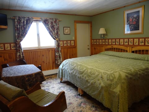 Classic Room, 1 King Bed, Mountain View, Mountainside | Individually decorated, individually furnished, iron/ironing board