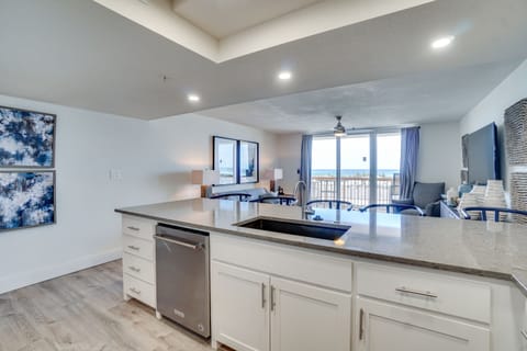 Condo, 1 Bedroom, Beach View (110) | Private kitchen | Fridge, microwave, oven, stovetop