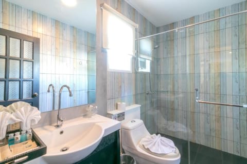 Junior Suite | Bathroom | Shower, rainfall showerhead, free toiletries, hair dryer