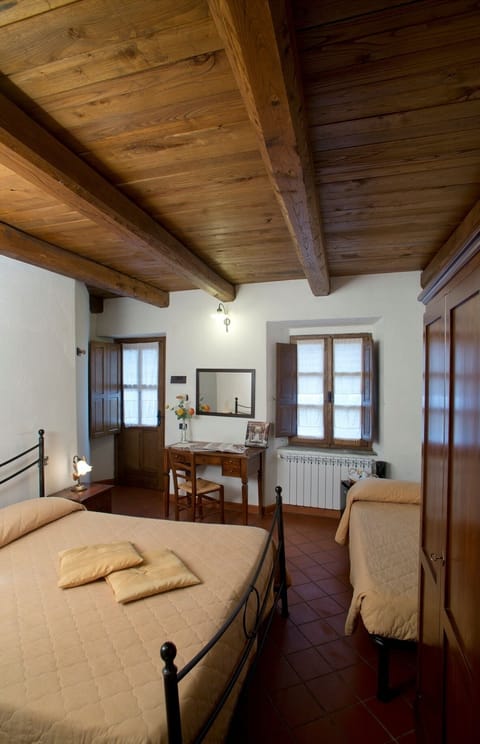 Classic Triple Room | Desk, laptop workspace, iron/ironing board, free WiFi