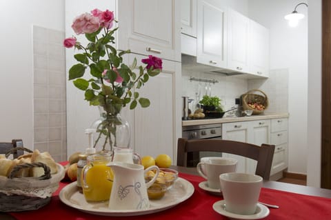 Traditional Apartment | Private kitchen | Coffee/tea maker, electric kettle