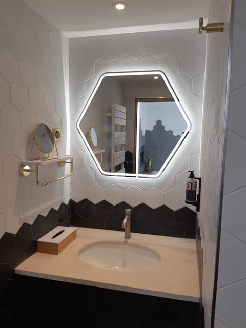 Romantic Suite, 1 Queen Bed | Bathroom | Hair dryer, towels