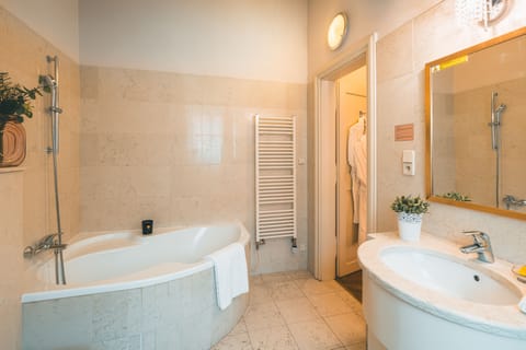 Comfort Apartment, 2 Bedrooms | Bathroom | Bathtub, designer toiletries, hair dryer, bathrobes