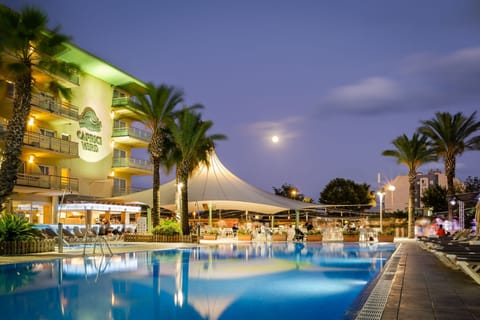 Seasonal outdoor pool, pool umbrellas, sun loungers