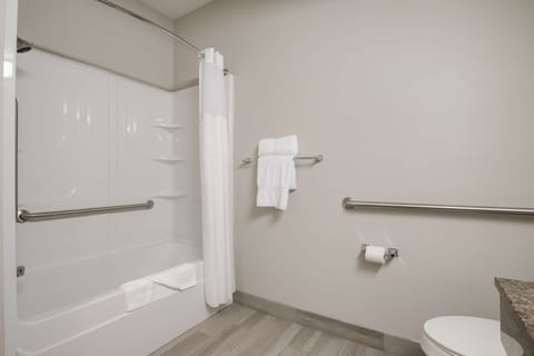 Combined shower/tub, hair dryer, towels