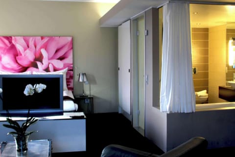 Junior Suite, 1 Double Bed, Non Smoking | Minibar, desk, blackout drapes, soundproofing