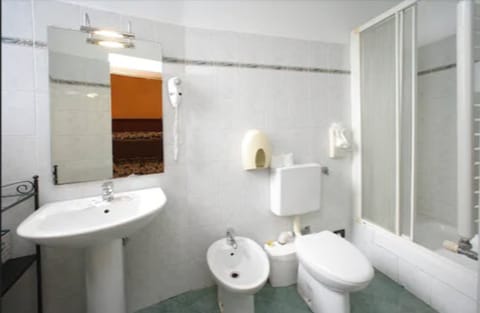 Shower, free toiletries, towels