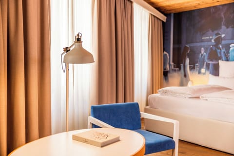 Junior Suite | Living area | 80-cm flat-screen TV with satellite channels, TV