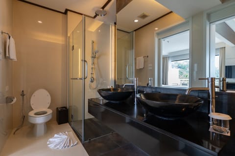 Family Suite Sea View | Bathroom | Free toiletries, hair dryer, bathrobes, slippers