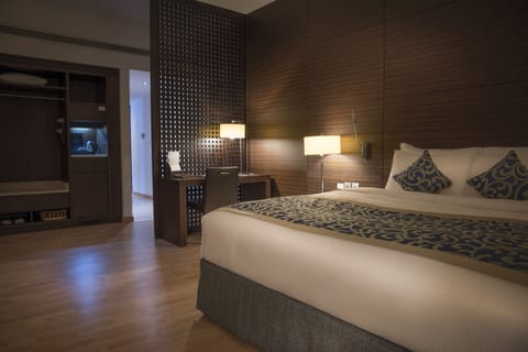 Suite (Boutique) | Down comforters, Select Comfort beds, minibar, in-room safe