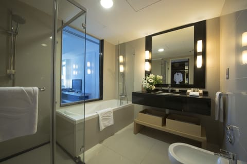 Standard Room | Bathroom | Combined shower/tub, free toiletries, bidet, towels