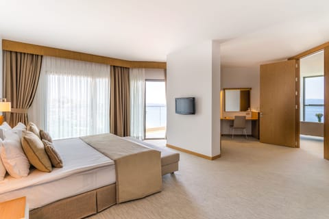 King Suite,Balcony,Sea View | Minibar, in-room safe, desk, laptop workspace