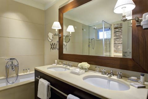 Penthouse (Suite) | Bathroom | Combined shower/tub, rainfall showerhead, designer toiletries