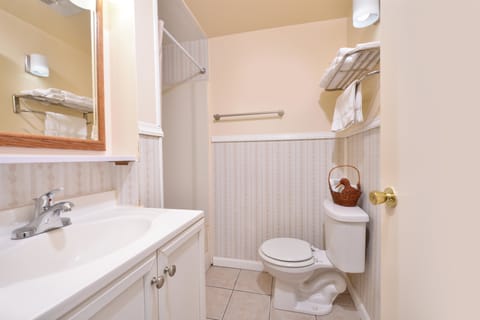 Room, 1 Queen Bed, Non Smoking | Bathroom | Combined shower/tub, designer toiletries, hair dryer