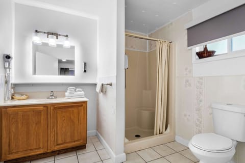 Suite, 1 King Bed, Non Smoking, Kitchen | Bathroom | Combined shower/tub, designer toiletries, hair dryer