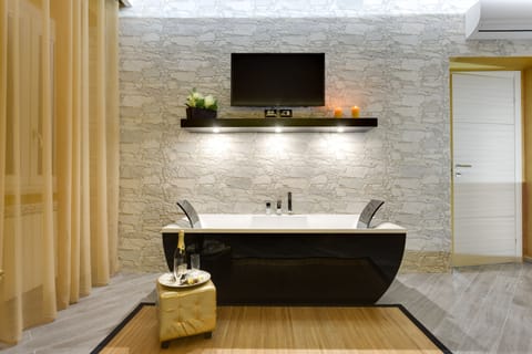 Design Suite, 1 Bedroom, Bathtub | Memory foam beds, minibar, in-room safe, desk