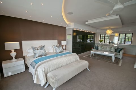 Penthouse suite | Premium bedding, down comforters, minibar, in-room safe