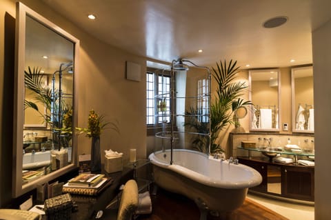 Junior Suite (Garden) | Bathroom | Designer toiletries, hair dryer, bathrobes, slippers