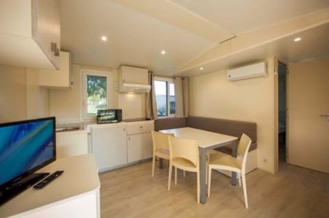 Mobile Home (Maxicaravan) | Private kitchen | Fridge, stovetop, coffee/tea maker, cookware/dishes/utensils