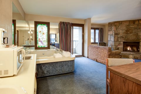 King Jacuzzi Suite - No pets | Jetted tub