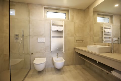 Suite, 1 Bedroom, Lake View | Bathroom | Shower, free toiletries, bidet, towels