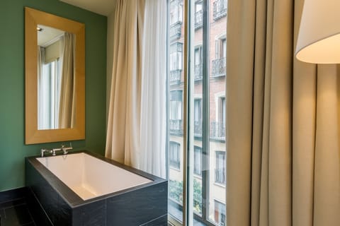 Junior Suite | Deep soaking bathtub