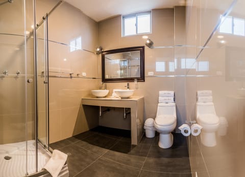 Double Room | Bathroom | Shower, free toiletries, hair dryer, towels