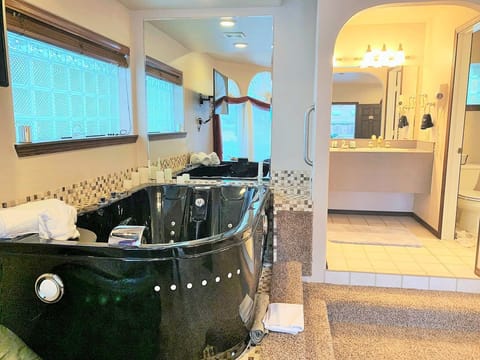 Suite, 1 King Bed, Hot Tub | Private spa tub