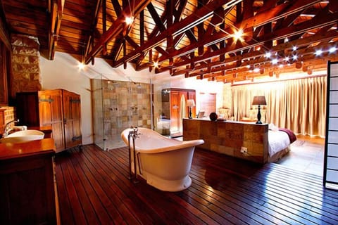 Executive Suite | Bathroom | Separate tub and shower, deep soaking tub, free toiletries, towels