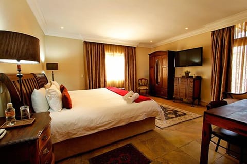 Deluxe Suite | In-room safe, desk, free cribs/infant beds, free WiFi