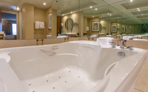 First Class Room, 1 Queen Bed with Double Whirpool and Fireplace | Jetted tub