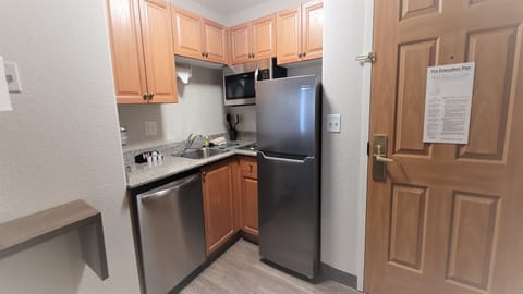 Full-size fridge, microwave, stovetop, dishwasher