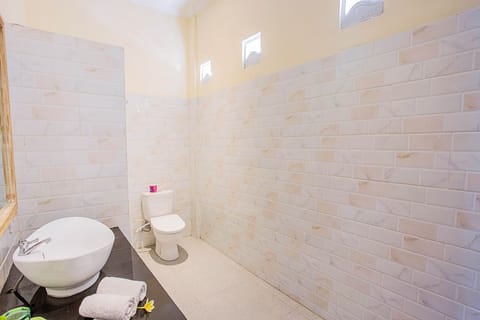 Standard Room, Garden View | Bathroom | Shower, free toiletries, hair dryer, slippers