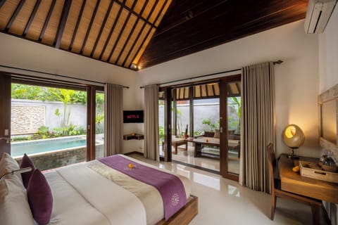 One Bedroom Villa with Private Pool | Minibar, in-room safe, desk, blackout drapes