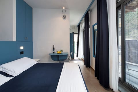 Deluxe Double Room, 1 Bedroom, Sea View | 1 bedroom, down comforters, soundproofing