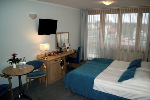 Double Room | In-room safe, desk, free cribs/infant beds, free WiFi