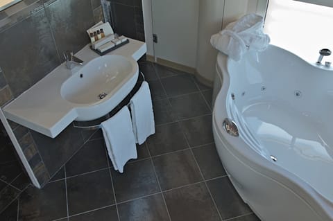 Suite | Jetted tub