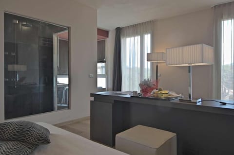 Suite | Down comforters, minibar, in-room safe, desk