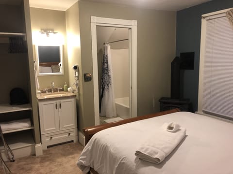 Room, 1 Queen Bed, Fireplace (Osprey) | Individually decorated, individually furnished, soundproofing, free WiFi