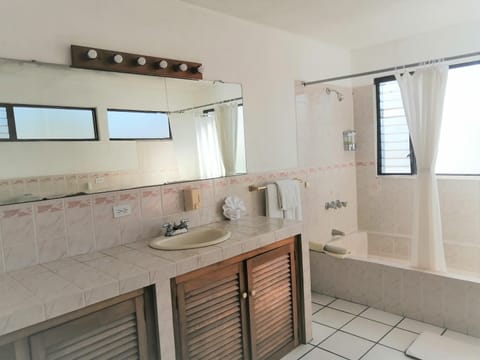 Standard Quintuple Room, 5 single beds  | Bathroom | Shower, rainfall showerhead, designer toiletries, hair dryer