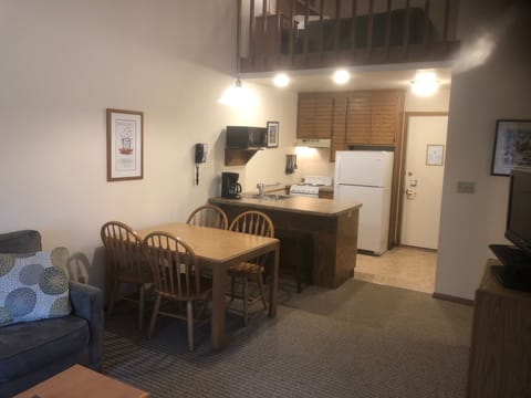 2 Bed King Loft/Double Alcove 1.5 Bath Outer (Spinnaker Loft 1.5 Outer) | In-room dining