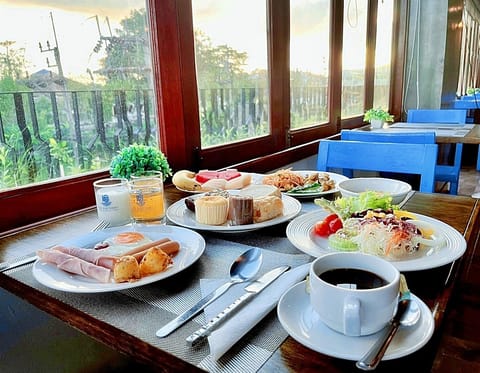 Daily buffet breakfast (THB 250 per person)