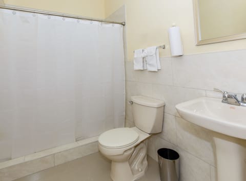 Deluxe Room, 1 Queen Bed, Kitchenette | Bathroom | Combined shower/tub, rainfall showerhead, free toiletries, towels