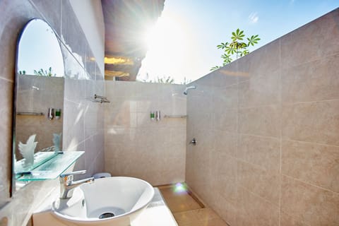 Superior Room, Garden View | Bathroom | Shower, free toiletries, towels