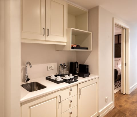 Executive Suite, Terrace | Private kitchen | Coffee/tea maker, electric kettle, eco-friendly cleaning products