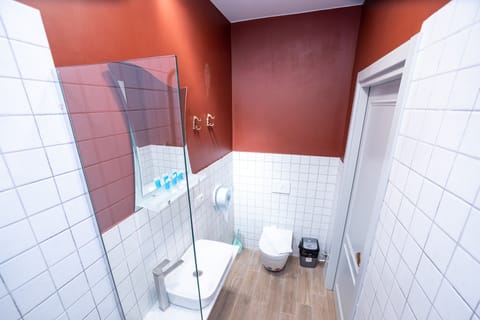 Economy Single Room | Bathroom | Shower, free toiletries, hair dryer, slippers